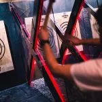 Mit einer Axt zielen