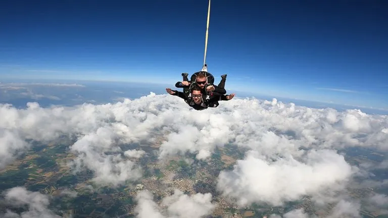 Godersi il panorama mentre si fa paracadutismo