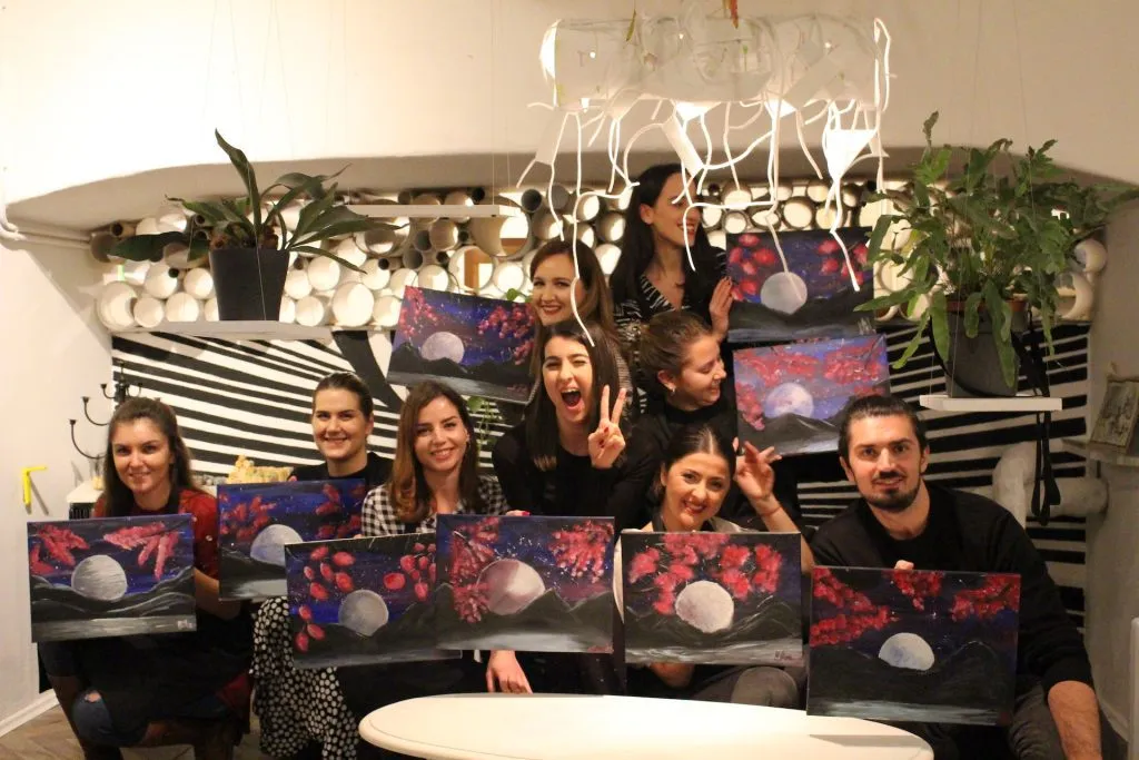 Gruppo che si diverte sul divano