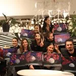 Gruppo che si diverte sul divano