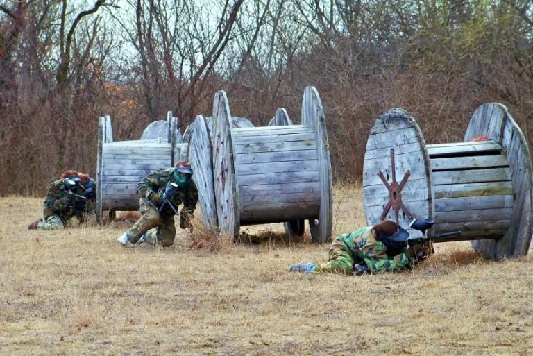 Divertimento a paintball con i compagni