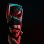 Ragazza di pole dance con corpo perfetto in lingerie sexy nera. Concetto di night club