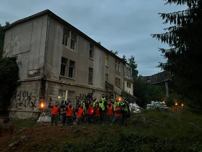 Gruppo di addio al celibato in una notte di paintball