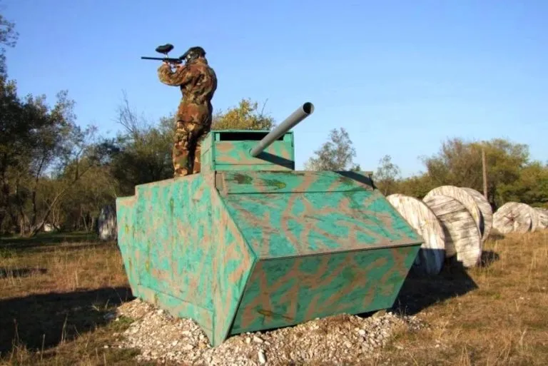 Prova le tue tattiche di paintball