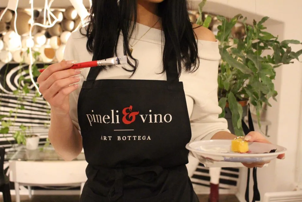 Donna con piatto di cibo