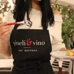 Donna con piatto di cibo