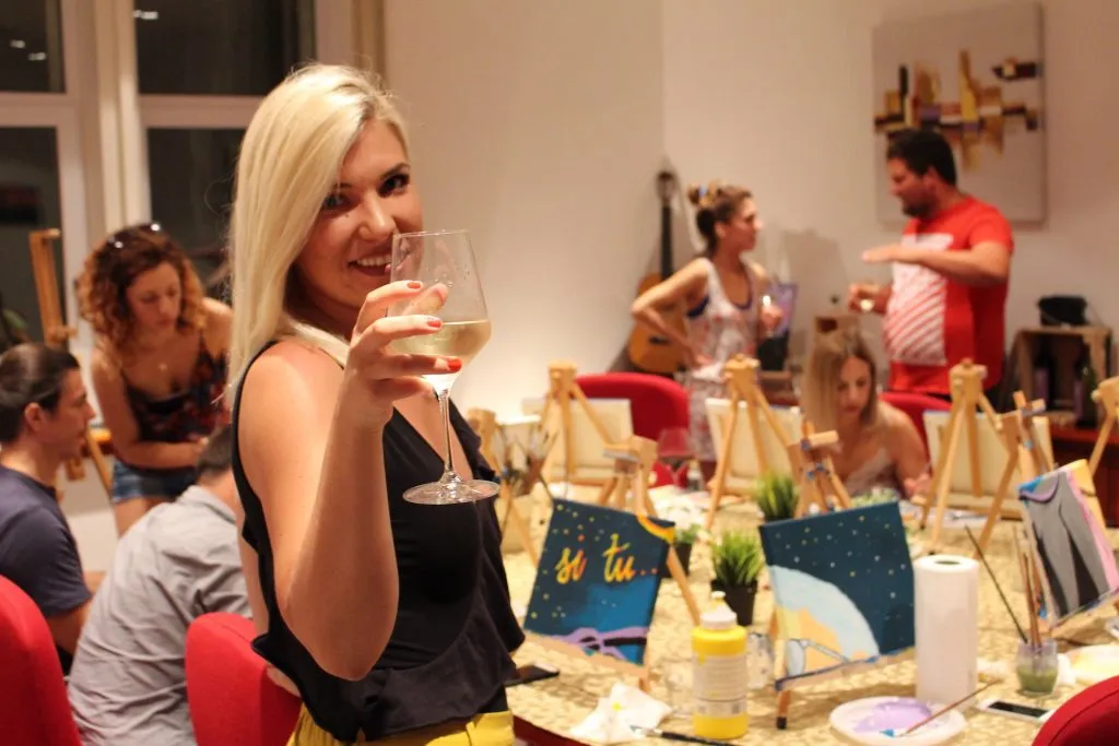 Donna con bicchiere di vino a Zagabria