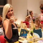 Donna con bicchiere di vino a Zagabria